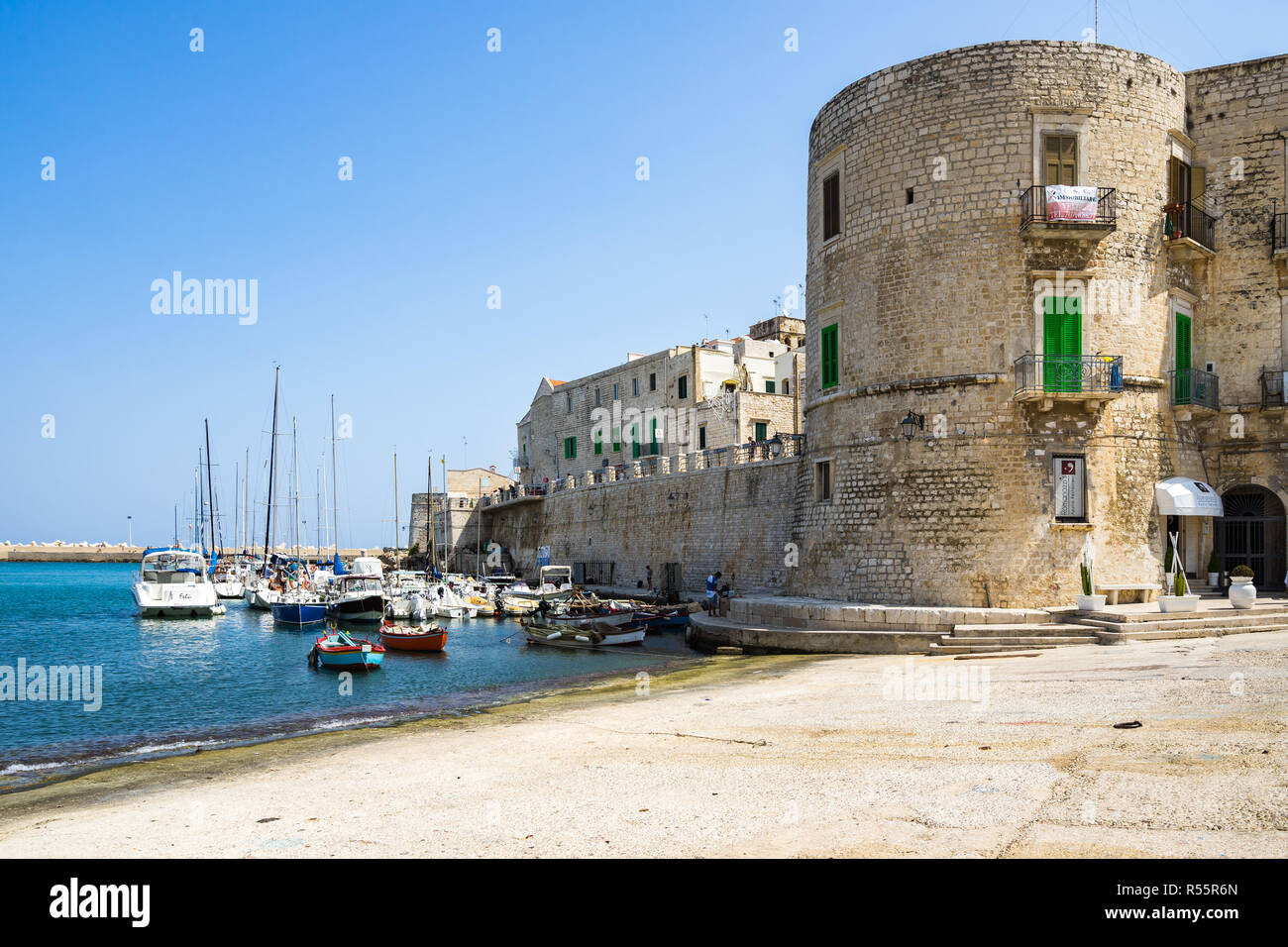 Port de Giovinazzo et aragonais Torrione, partie des bastions du centre historique. Foggia, Pouilles, Italie, août 2017 Banque D'Images