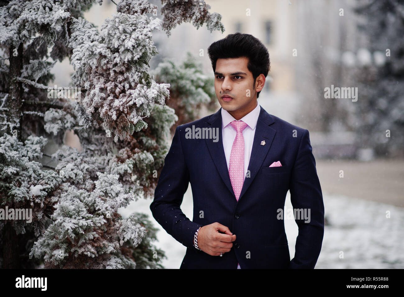 Indien élégant homme macho modèle sur costume et cravate rose posés sur  journée d'hiver Photo Stock - Alamy