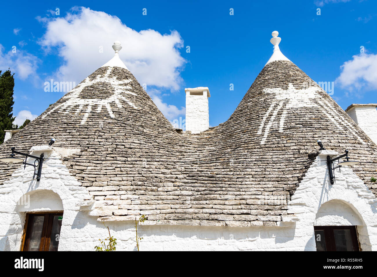 Les trulli d'Alberobello sont l'un des sites les plus connus en Italie et parmi les principales destinations touristiques de la région des Pouilles Banque D'Images