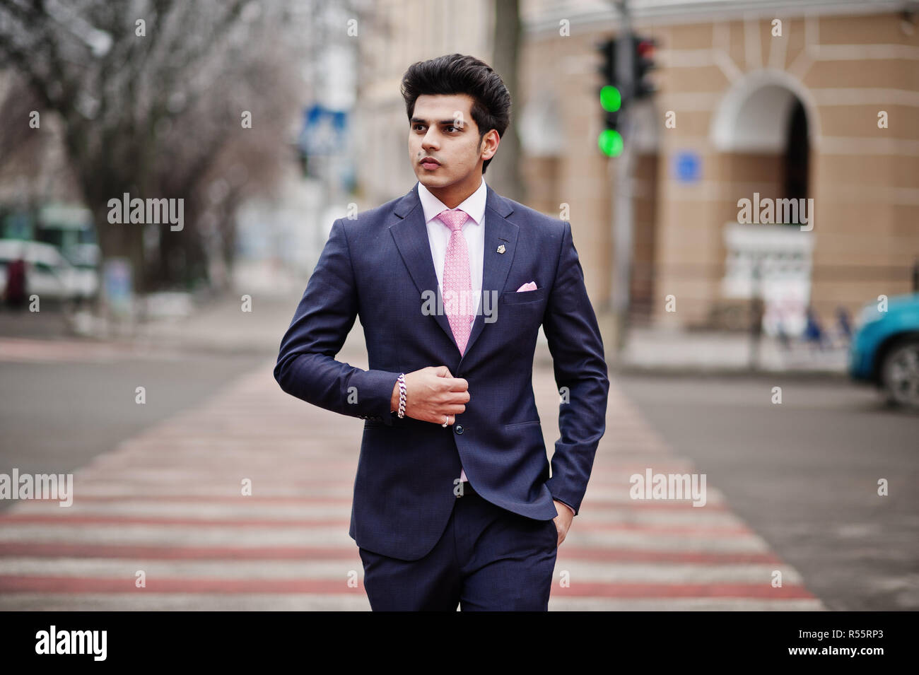 Indien élégant homme macho modèle sur costume et cravate rose marcher à  contre piéton Photo Stock - Alamy