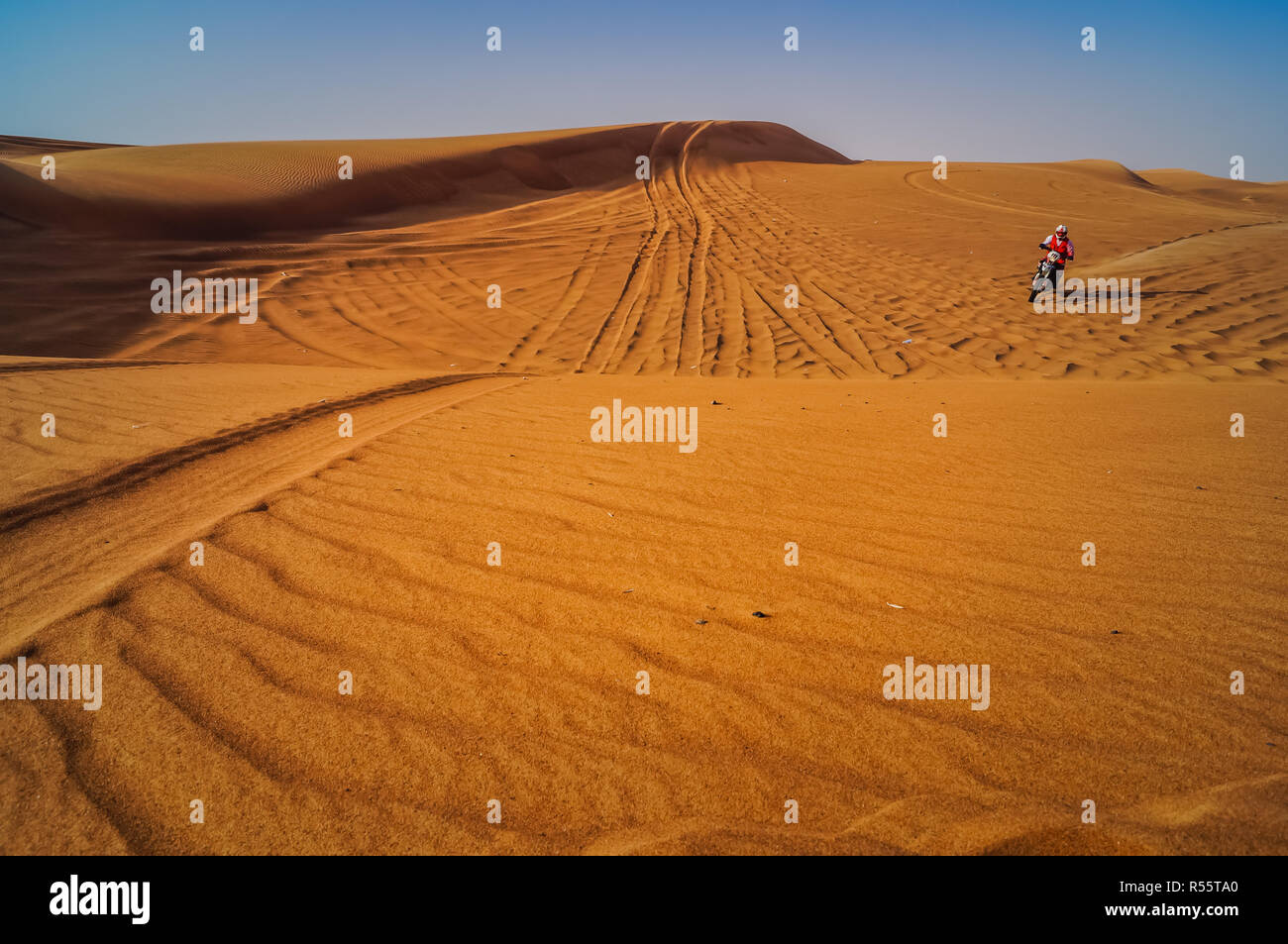 Racer sur la moto dans le désert de dunes de sable de Dubaï. Banque D'Images