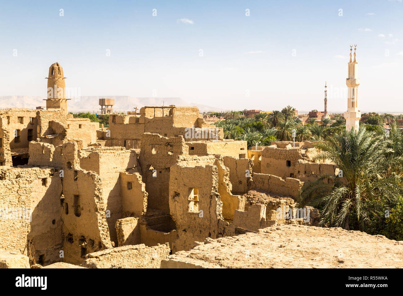 Oasis. Ruines de l'ancienne ville arabe du Moyen-Orient construite de briques de boue, ancienne mosquée avec minaret. Al Qasr, Dakhla Oasis, désert de l'Ouest, l'Egypte, l'Afrique. Banque D'Images