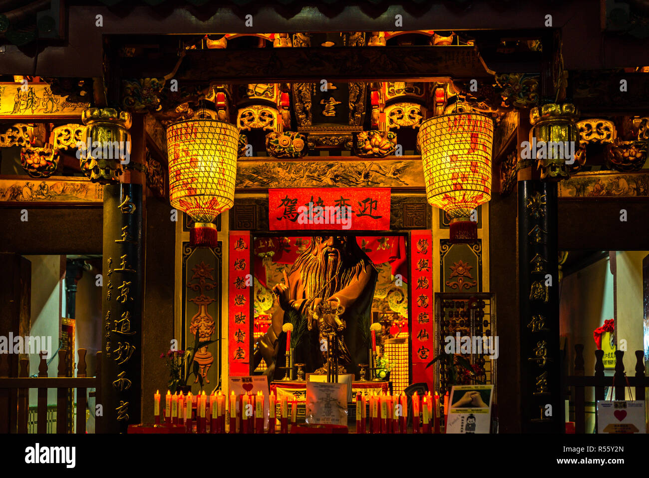 Belle vue de l'intérieur du Temple taoïste de nuit à Singapour Banque D'Images