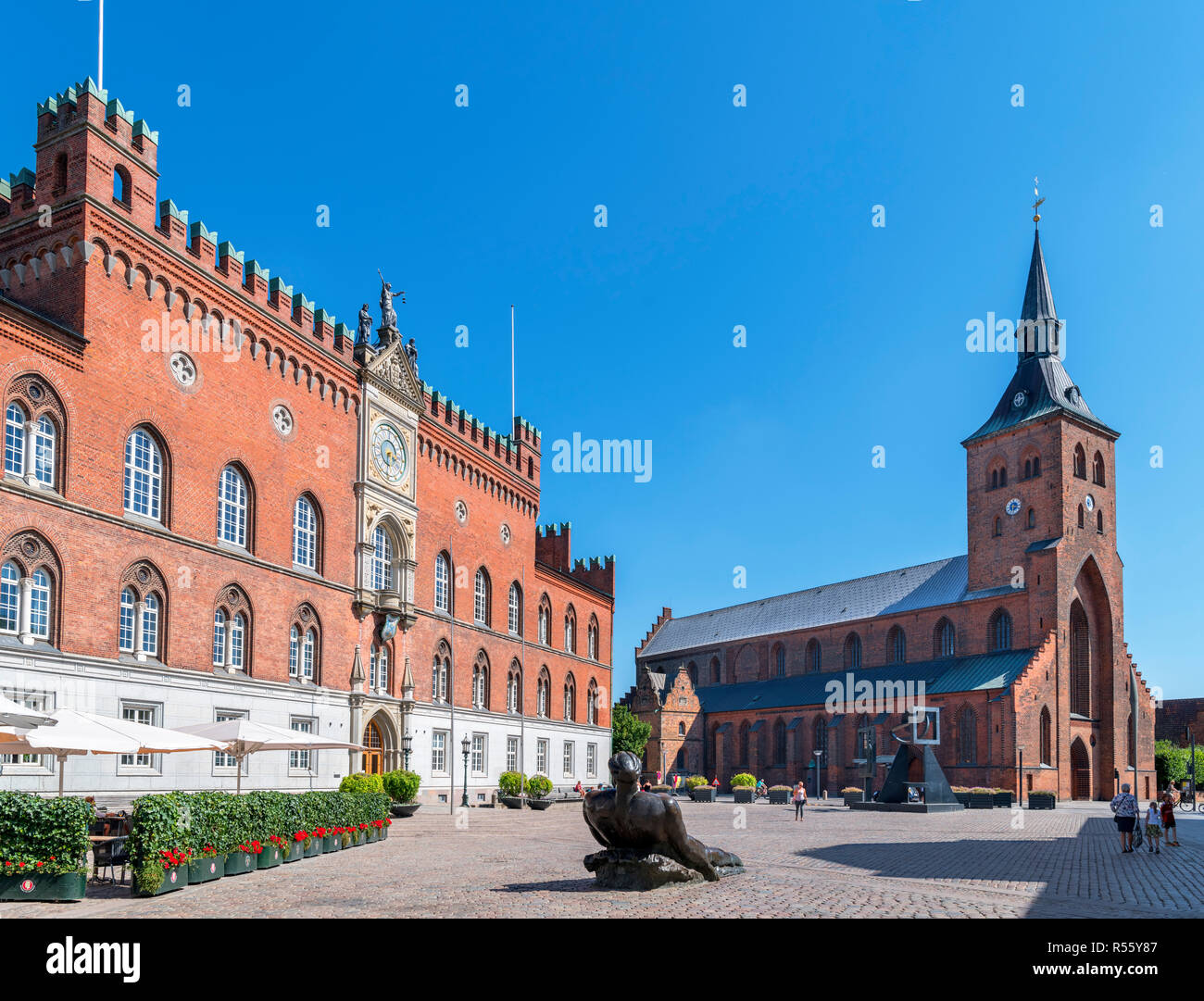 Hôtel de ville (Rådhus) et la cathédrale St Canut (Sankt Knuds Kirke) de Flakhaven, Odense, Danemark Banque D'Images