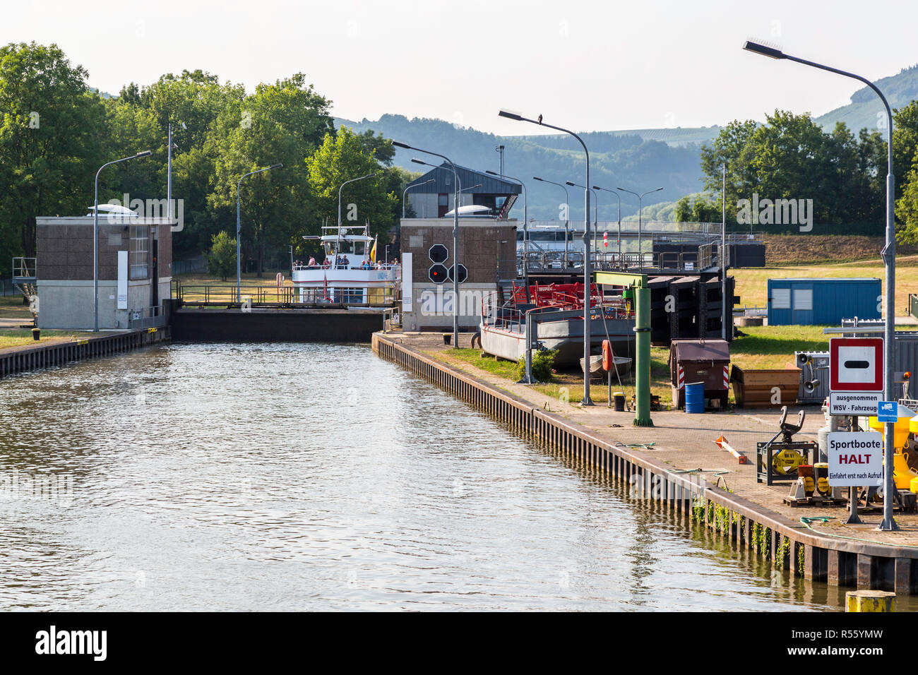 L'Allemagne. Un bateau de plaisance Tourisme en attente de sortir d'un blocage de la Moselle près de Mehring. Banque D'Images
