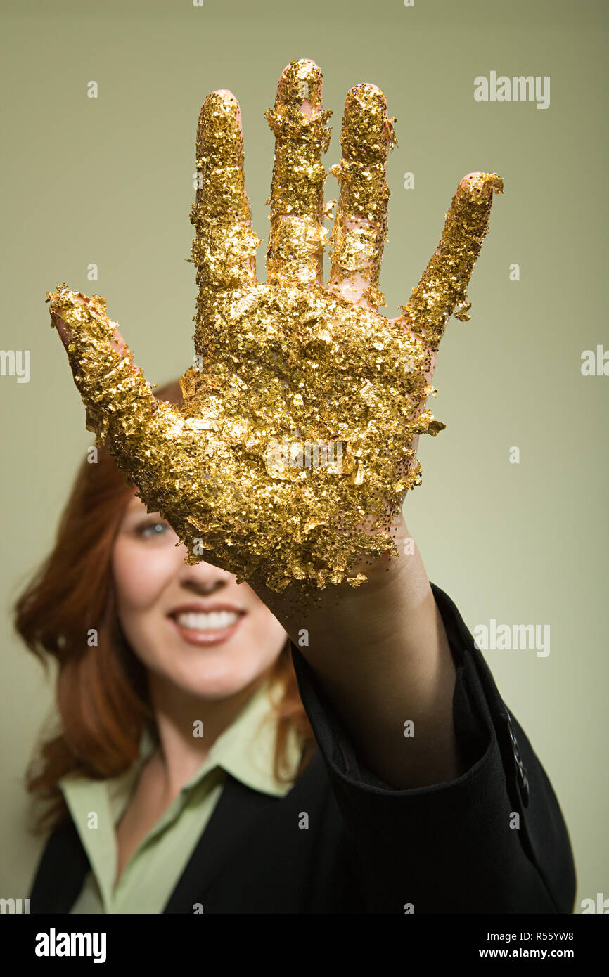 Femme avec des paillettes en main Banque D'Images