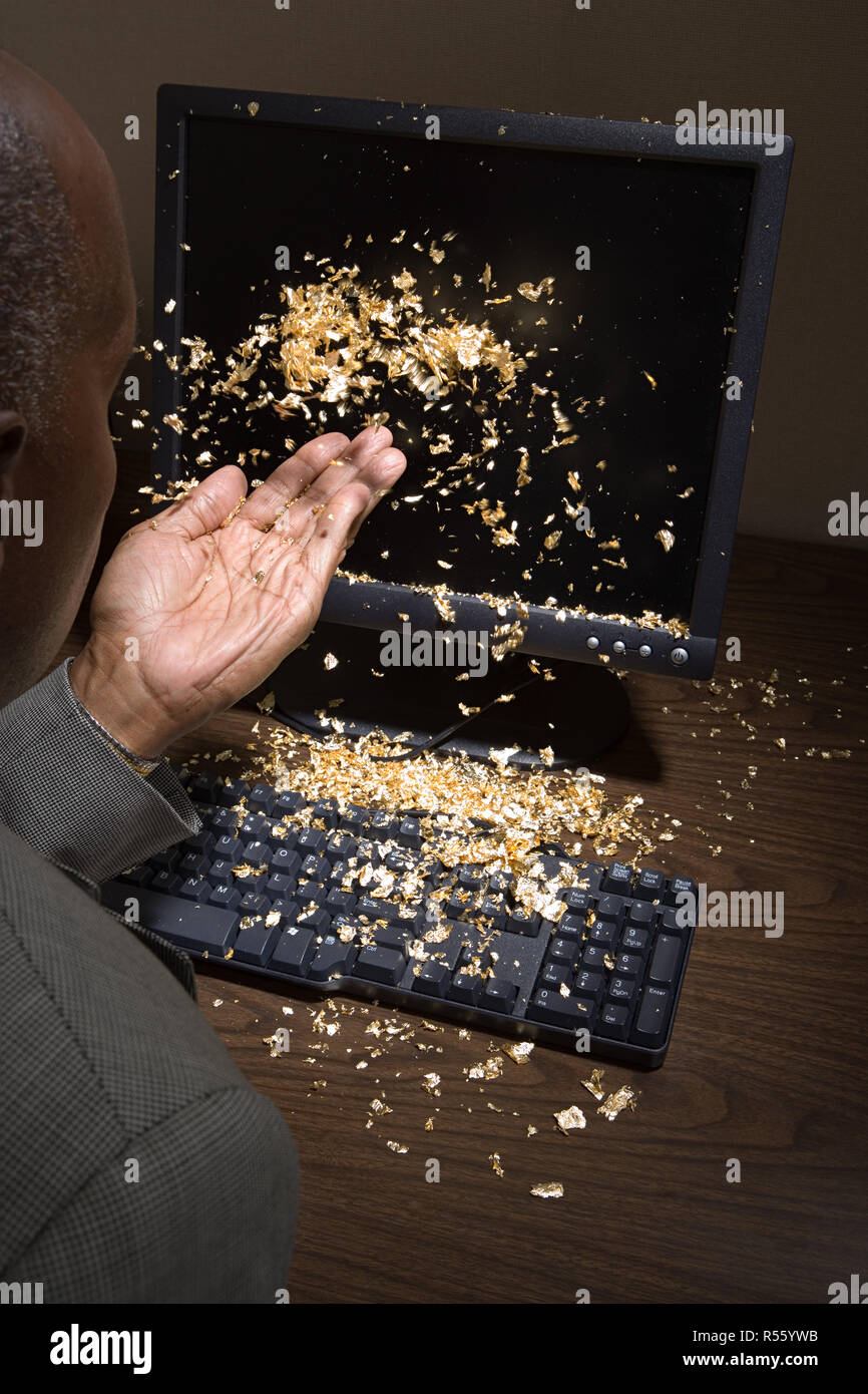 L'homme souffle la poussière d'or Banque D'Images
