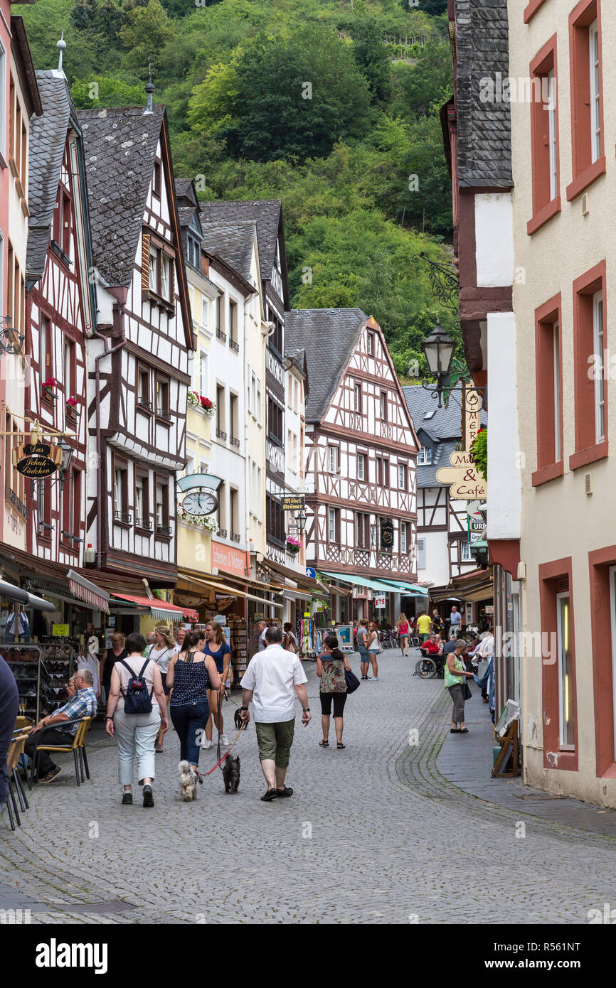Bernkastel-kues, Allemagne. Römerstrasse Scène de rue. Banque D'Images