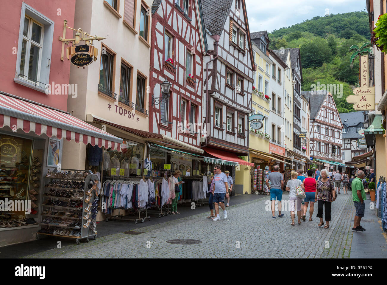 Bernkastel-kues, Allemagne. Römerstrasse Scène de rue. Banque D'Images