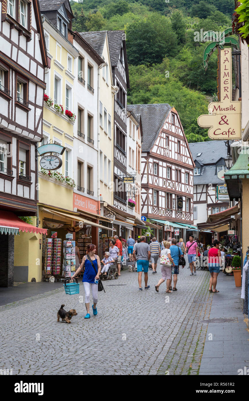 Bernkastel-kues, Allemagne. Römerstrasse Scène de rue. Banque D'Images