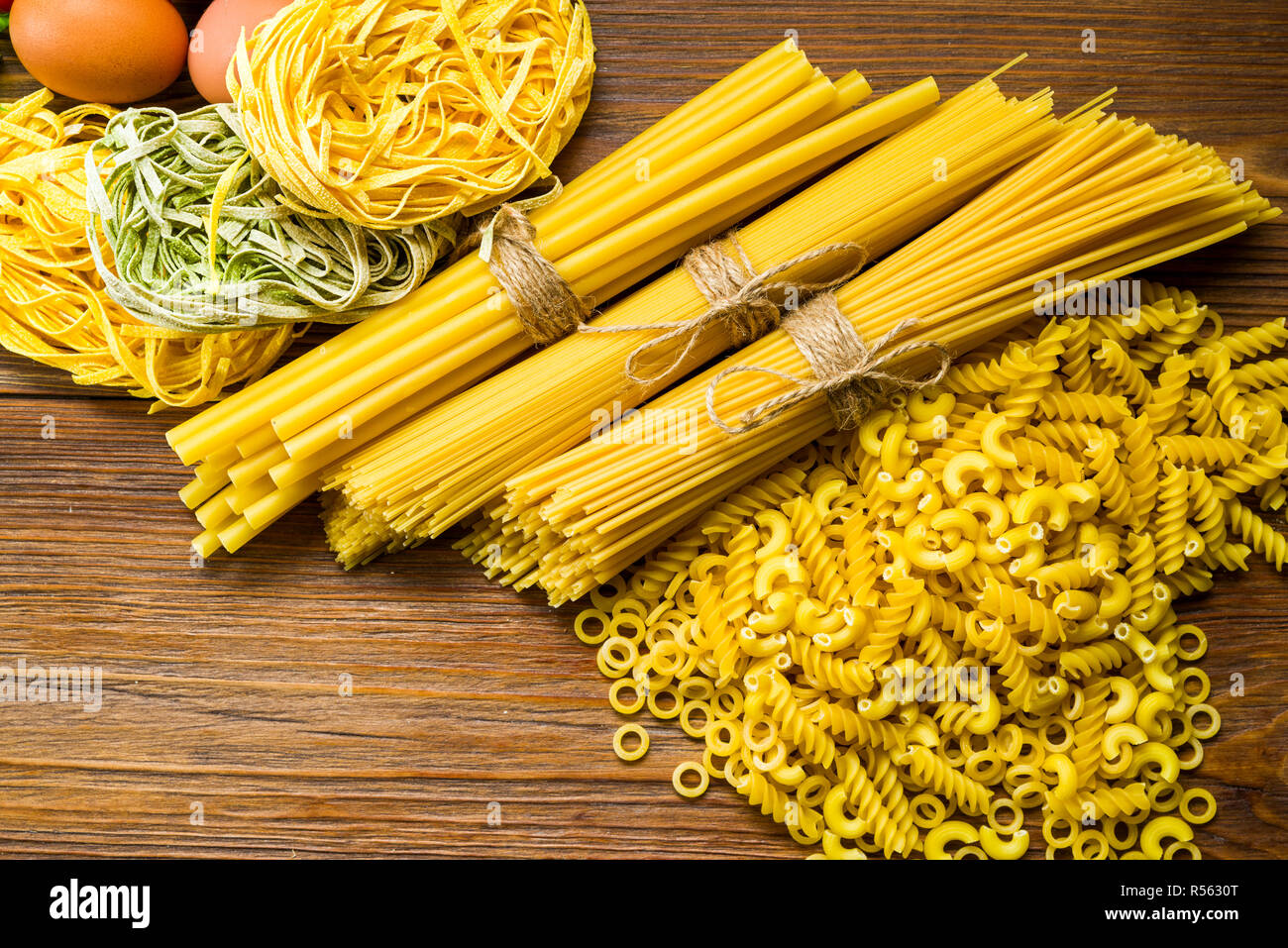 Les pâtes italiennes et des spaghettis sur la table en bois de cuisine Banque D'Images