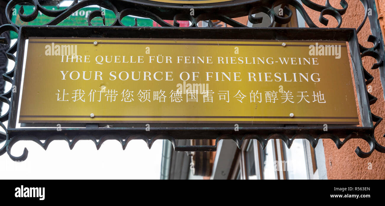 Rudesheim, Hesse, Allemagne. Encourage le tourisme signes trilingue en anglais, allemand et chinois. Banque D'Images