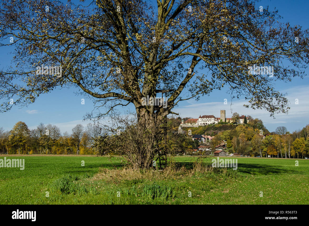 La romantique ville de Brannenburg avec son château et ses façades peintes sur la Place du Marché historique a remporté la médaille d'or, 'Plus Beau Village de l'Allemagne Banque D'Images