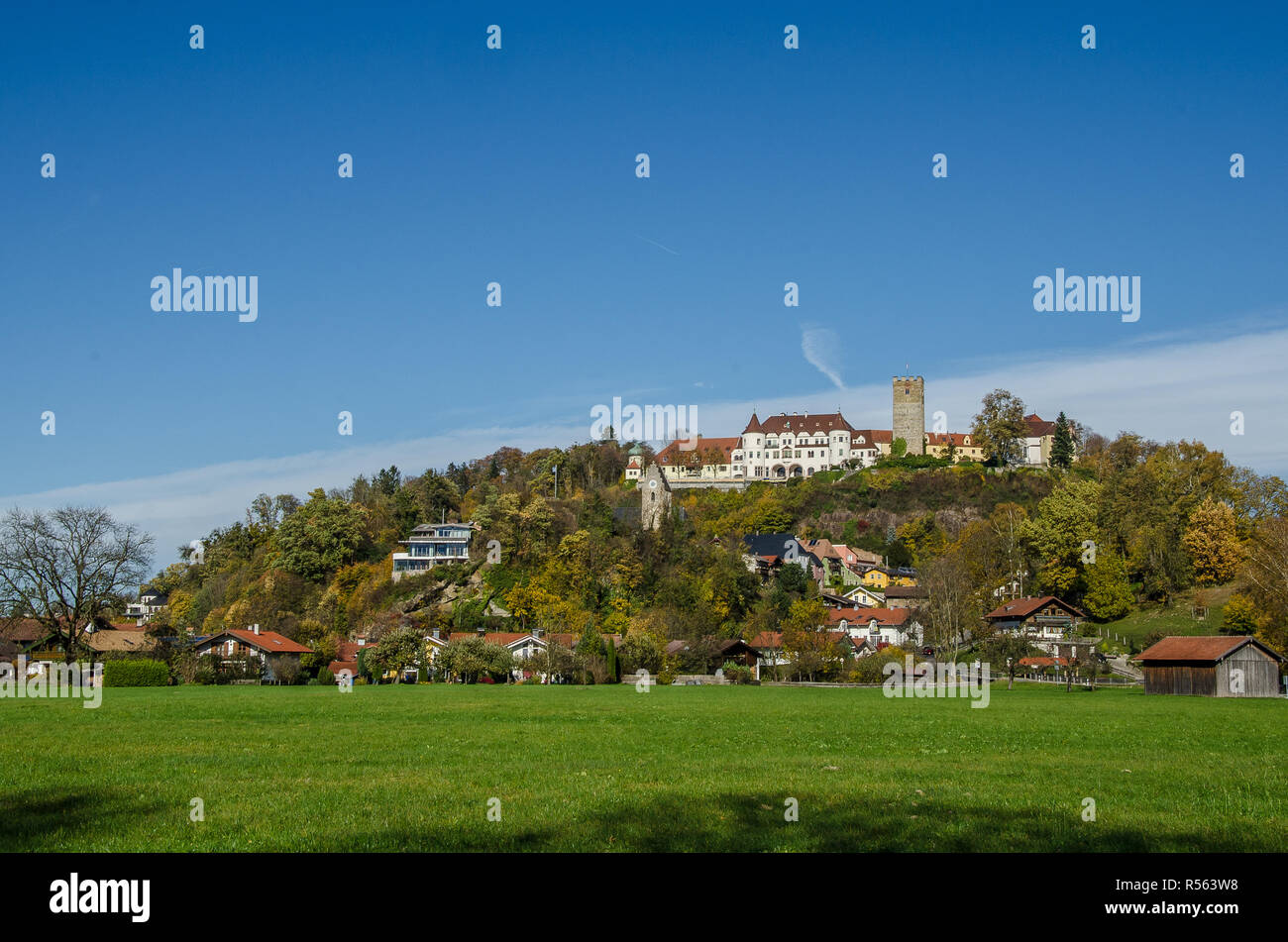 La romantique ville de Brannenburg avec son château et ses façades peintes sur la Place du Marché historique a remporté la médaille d'or, 'Plus Beau Village de l'Allemagne Banque D'Images