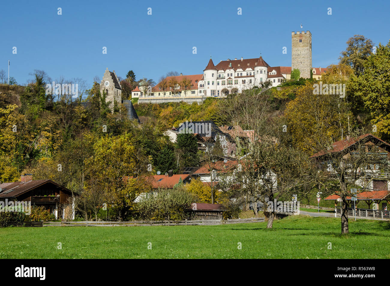 La romantique ville de Brannenburg avec son château et ses façades peintes sur la Place du Marché historique a remporté la médaille d'or, 'Plus Beau Village de l'Allemagne Banque D'Images