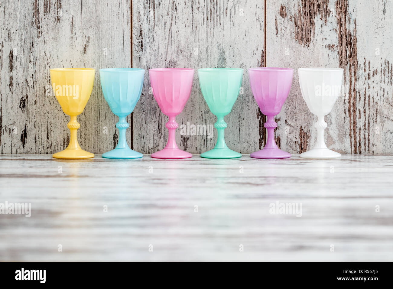 Rangée de plusieurs verres colorés Banque D'Images