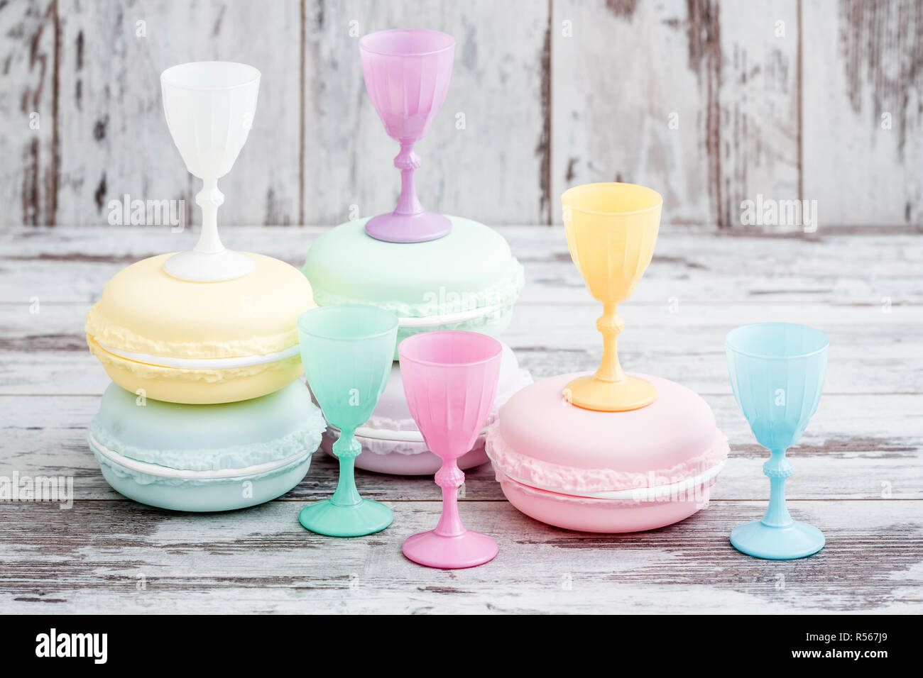 Rangée de plusieurs verres colorés Banque D'Images