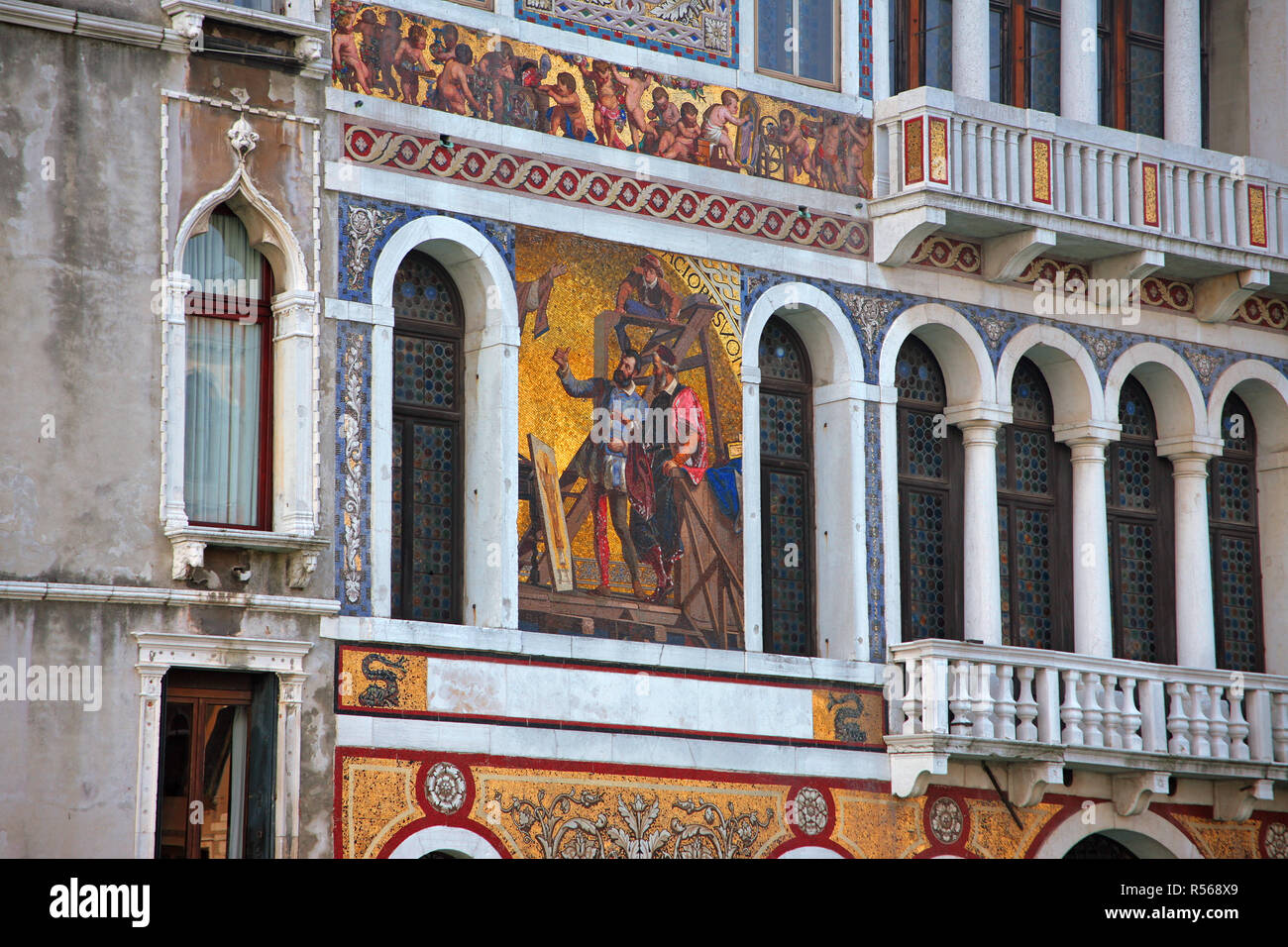 Libre de l'Palazzo Barbarigo, Dorsoduro, Grand Canal, Venise, Italie : avec l'image mosaïque de Charles V d'Espagne en Titiian's studio Banque D'Images