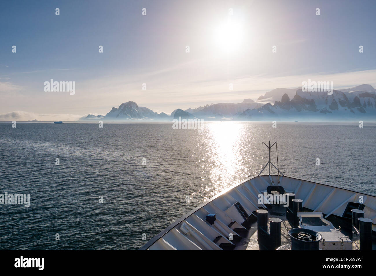 Proue de navire de croisière Croisière dans le détroit de Gerlache à Orne Harbour sur la péninsule Arctowski, Péninsule Antarctique, l'Antarctique Banque D'Images