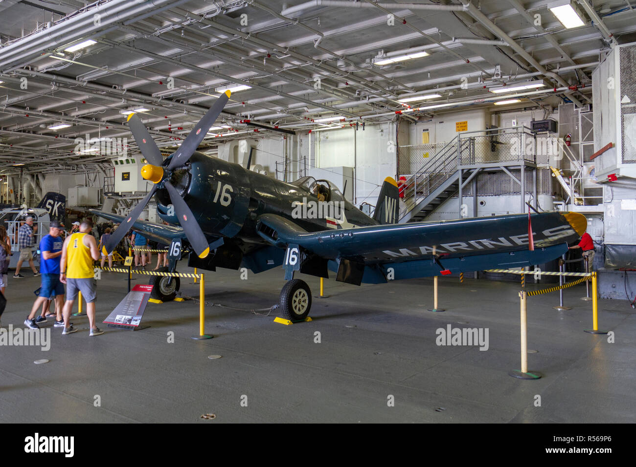 Un F4U-4 Corsair avion de chasse de la Seconde Guerre mondiale sous le pont de l'USS Midway, San Diego, California, United States. Banque D'Images