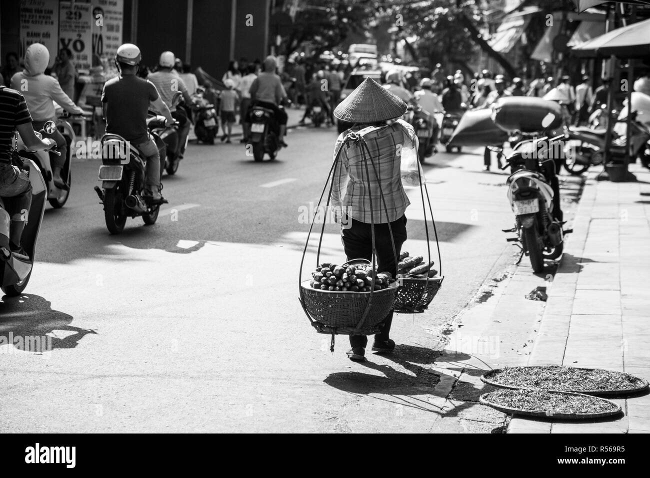 Madame asiatique transporter ses marchandises Banque D'Images