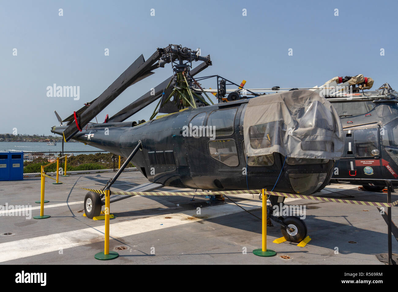 Un hélicoptère utilitaire HO3S, USS Midway, San Diego, California, United States. Banque D'Images