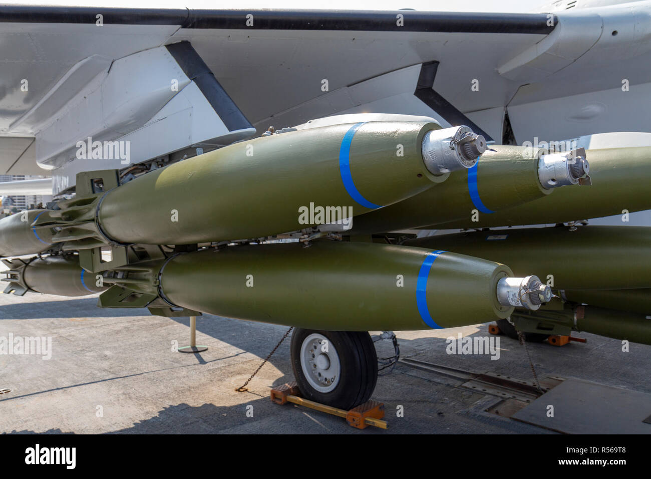 Cluster de bombes sur l'aile d'un A-6 Intruder, avion d'attaque USS Midway, San Diego, California, United States. Banque D'Images