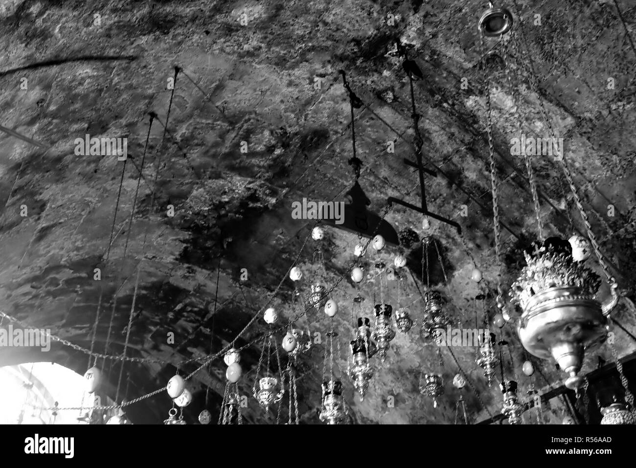 Jérusalem, Israël - 20 septembre 2017 : lampes à l'église du sépulcre de Saint Mary tombe également de la Vierge dans la vallée de Cédron Banque D'Images
