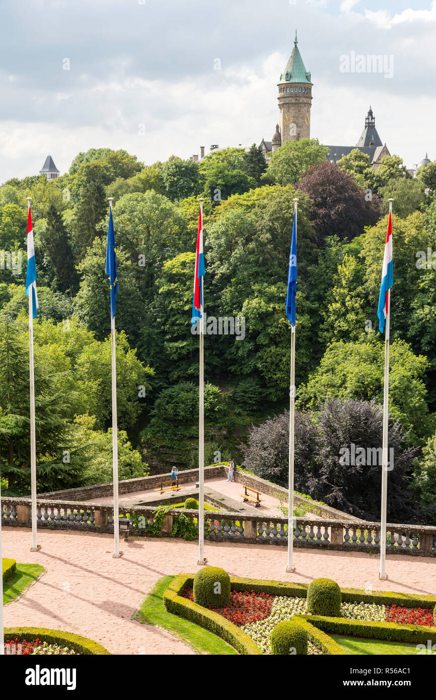 La Ville de Luxembourg, Luxembourg. La recherche à travers la vallée de l'Peitruss à l'épargne nationale, Banque et Caisse d'épargne de l'État. Banque D'Images