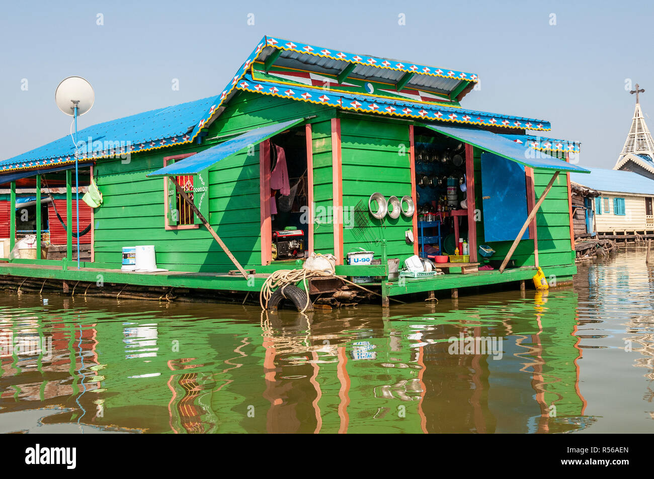 Tonle Sap, au Cambodge. Maisons de village flottant sur le lac Tonle Sap,  au Cambodge, en Asie du sud-est Photo Stock - Alamy