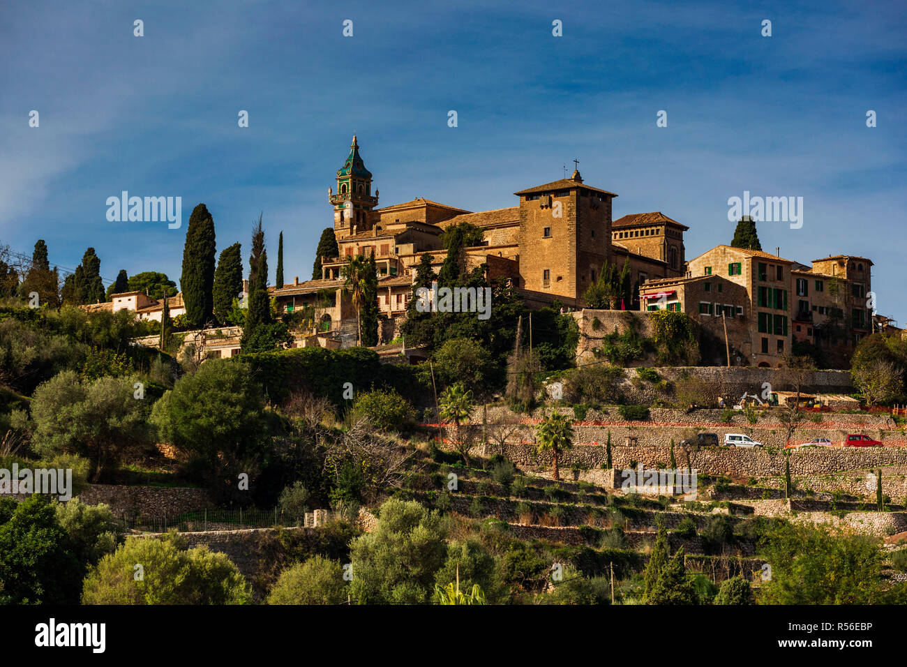 Vue sur le village de montagne de Valldemossa, Mallorca, Majorque, Baleares, Espagne, Europe Banque D'Images