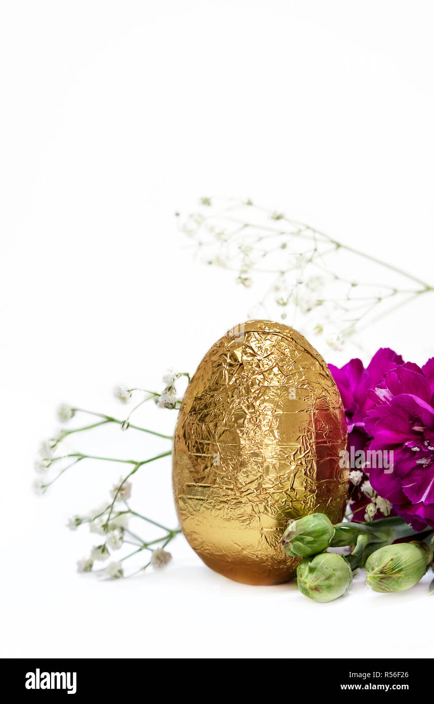 Golden Egg et fleurir fleurs fuchsia sur fond blanc. Banque D'Images