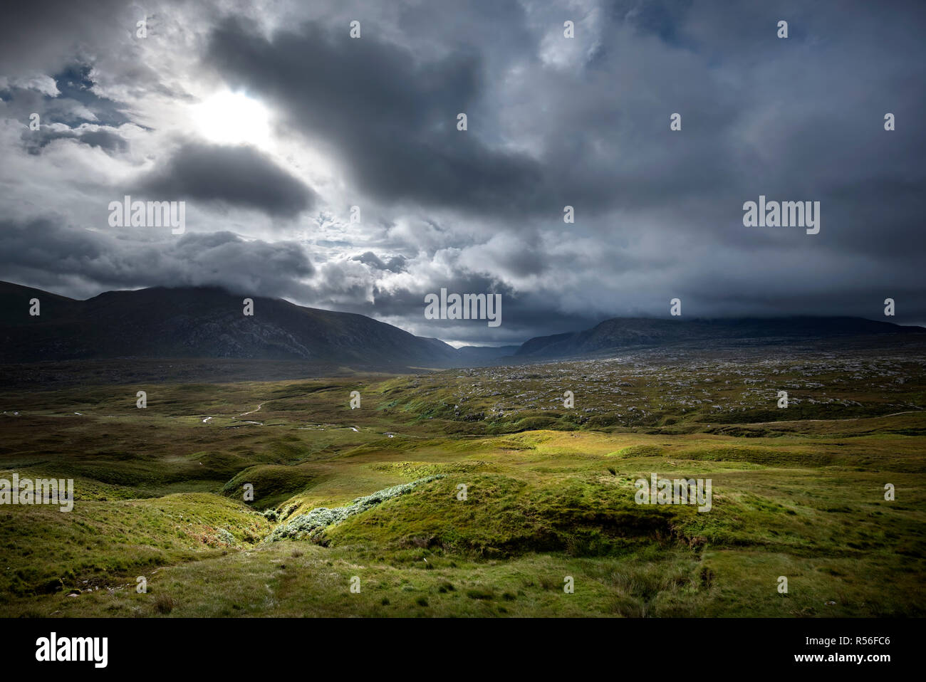 L'atmosphère de nuages sombres dans les Highlands écossais, Sutherland, Scotland, United Kingdom Banque D'Images
