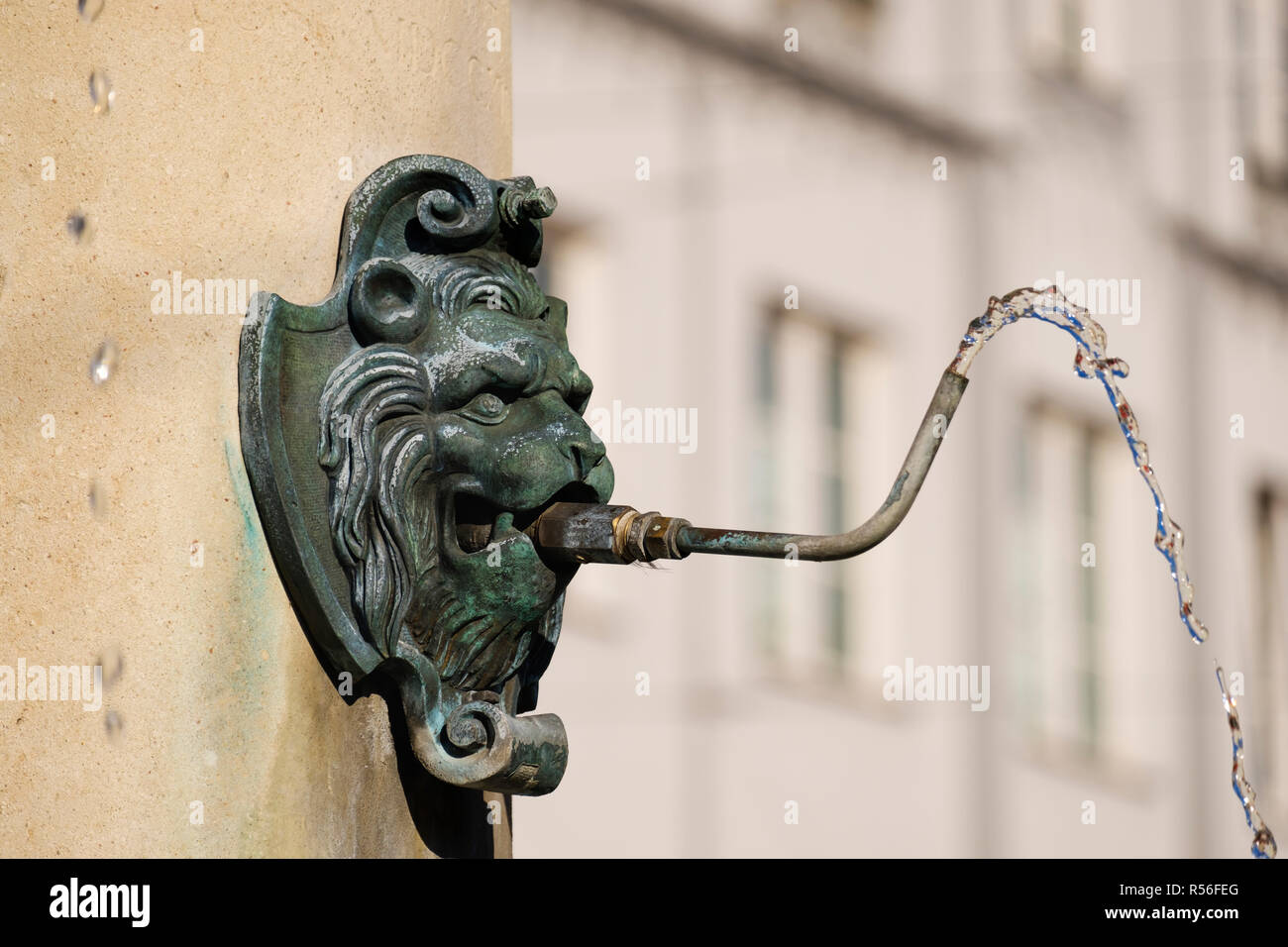 Masque de Lion à l'Merkurbrunnen, gargouille, Maximilianstrasse, Augsburg, souabe, Bavière, Allemagne Banque D'Images