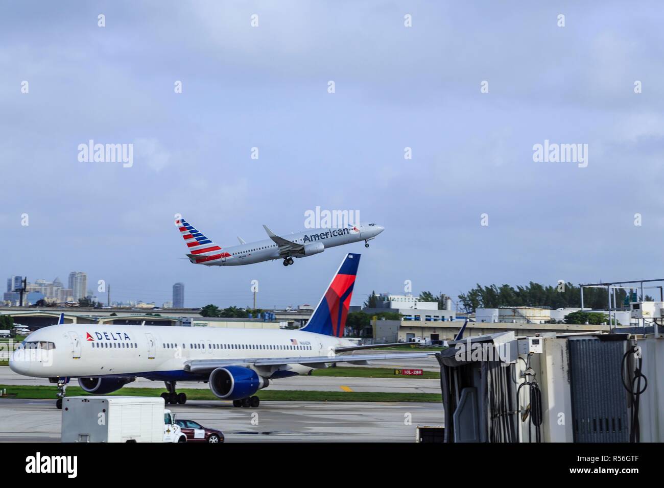 American Airlines décollant sur Delta Banque D'Images