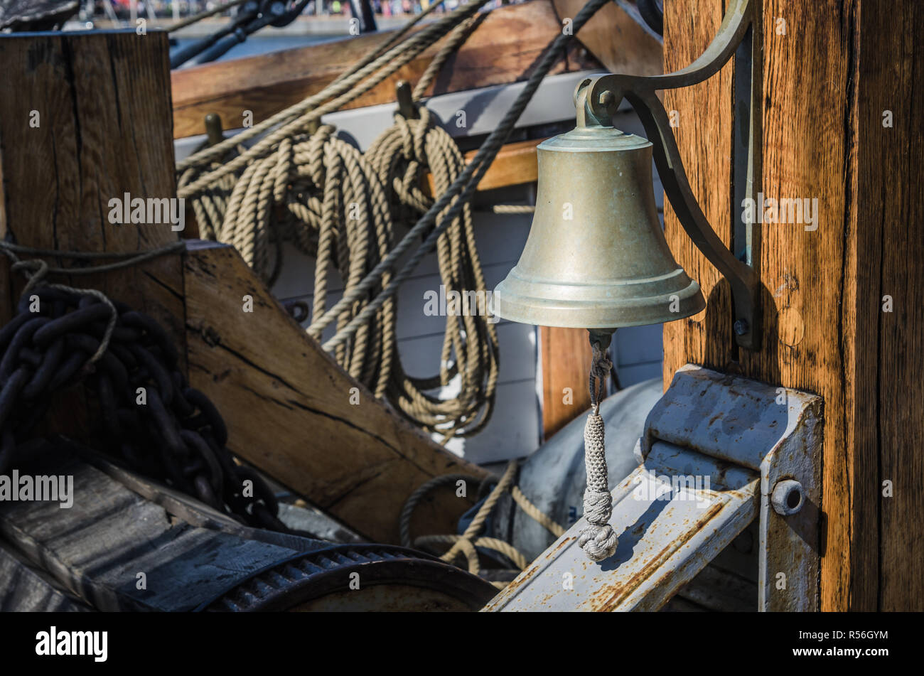 Cloche du navire sur un ancien voilier Banque D'Images