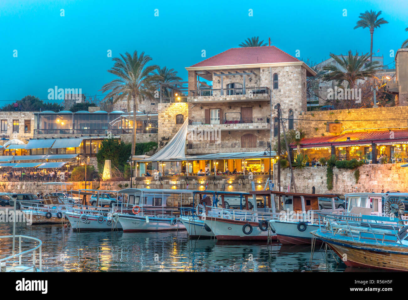 Byblos, Liban - 12 février 2018 - La zone touristique de Byblos avec restaurants et bateaux au Liban Banque D'Images