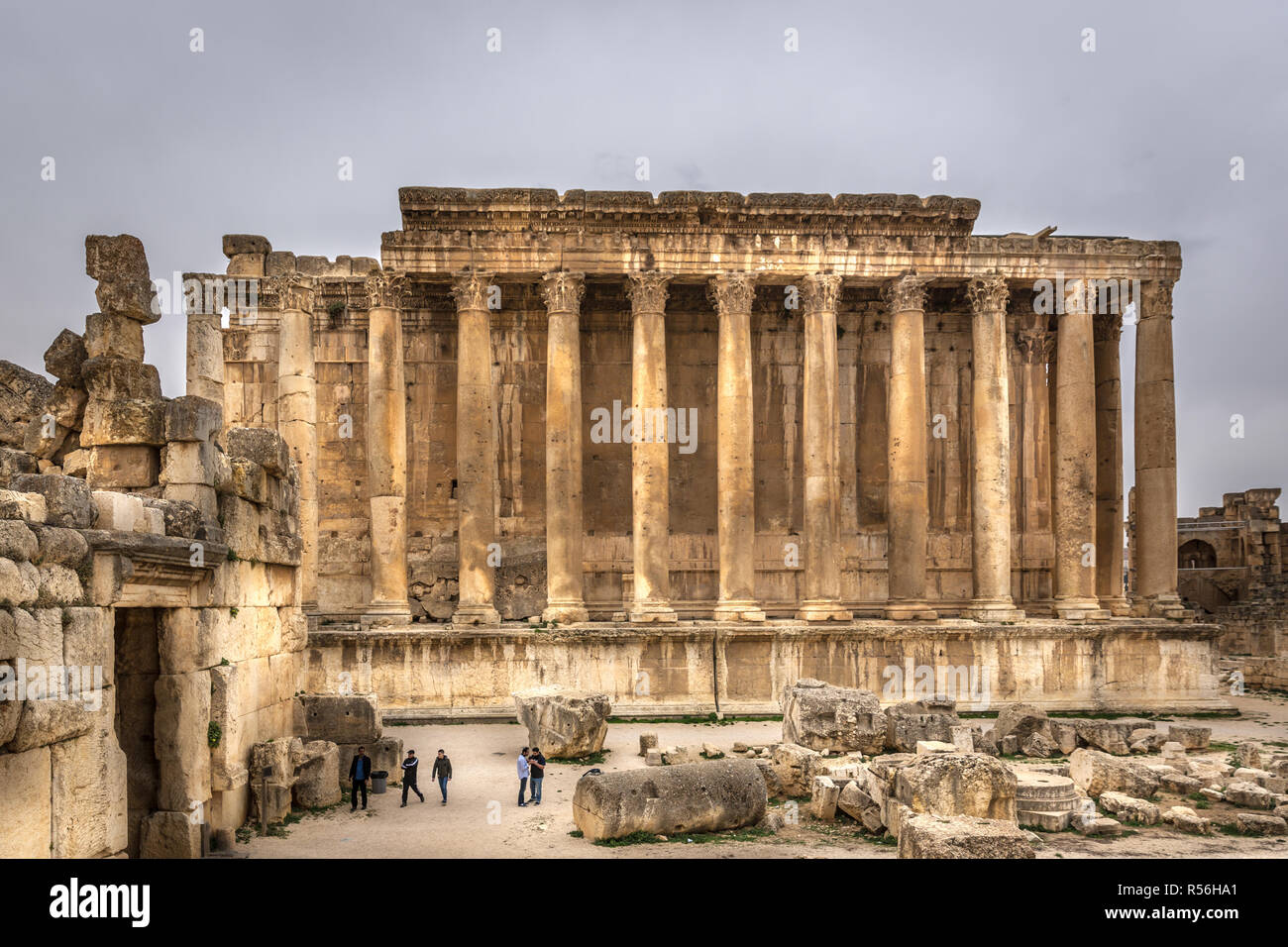 Balbek, Liban - 13 février 2018 - Les touristes et les habitants dans les ruines de Balbek, site du patrimoine mondial de l'Unesco au Liban Banque D'Images