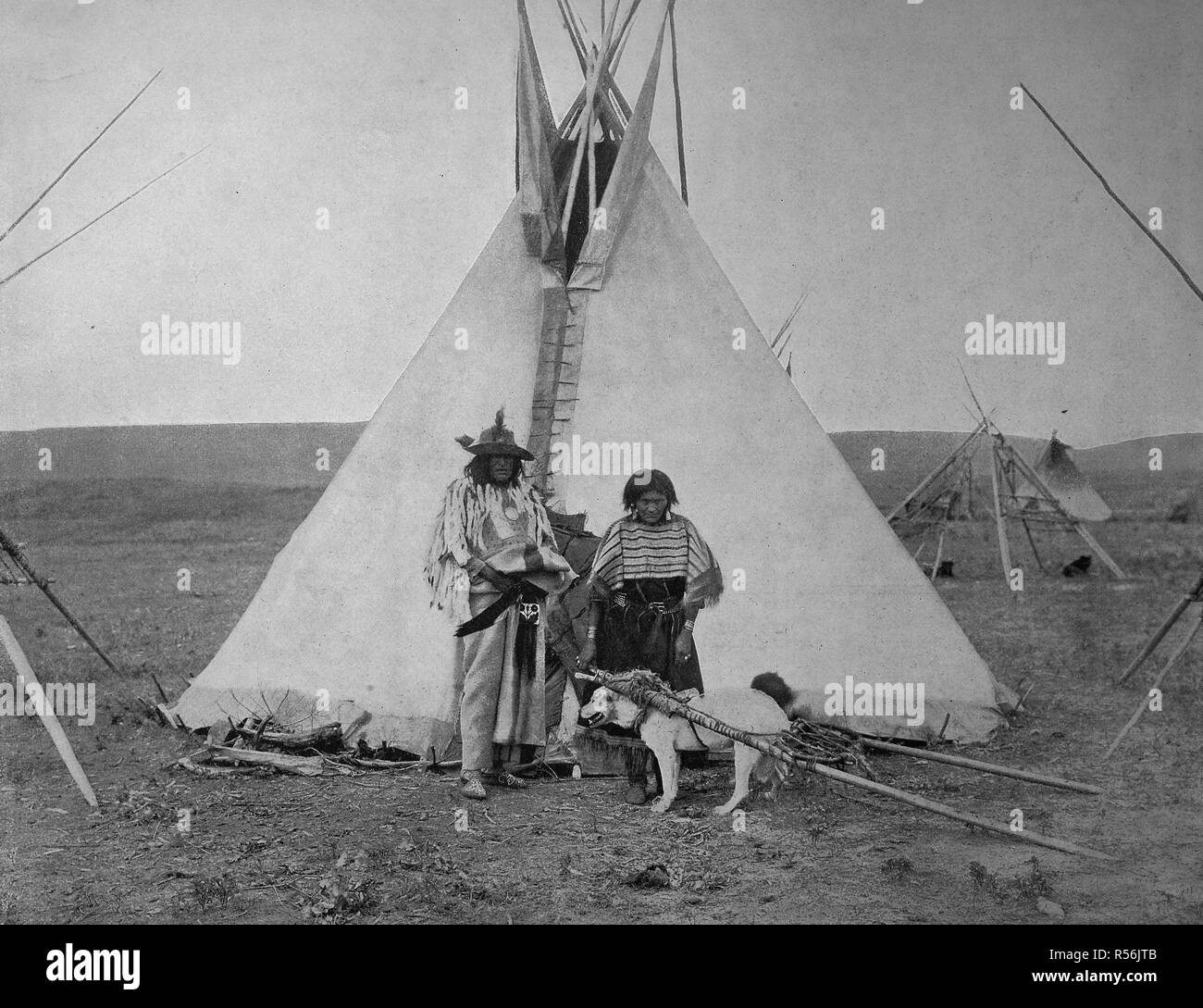 Chef indien avec sa femme devant leur tente, photo historique, États-Unis d'Amérique Banque D'Images