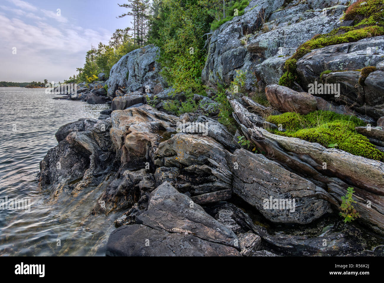 Multi-bandes hautement tordit le long de la rive du gneiss une île de la baie Georgienne, en Ontario. Banque D'Images