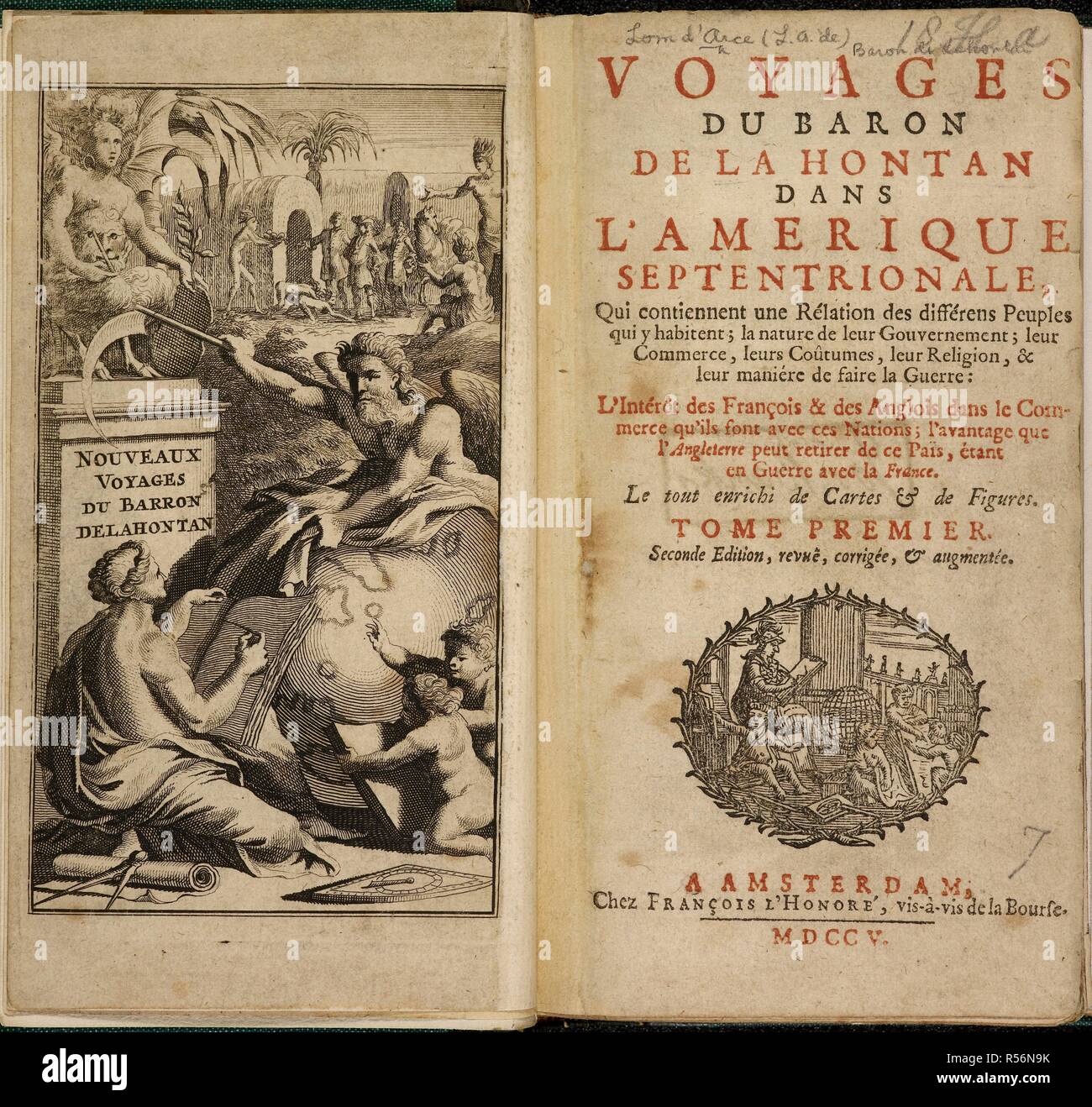 Frontispice illustré avec l'imagerie symbolique, et dans l'arrière-plan, les Européens peuvent être vus des personnes autochtones américaines. Louis Armand, baron de Lahontan (9 juin 1666 â€" avant 1716) servi dans l'armée française au Canada où il a beaucoup voyagé dans le Wisconsin et le Minnesota région et la haute vallée du Mississippi. Voyages du Baron de La Hontan dans l'AmeÌrique septentrionale ... Amsterdam, 1705. Source : 979.a.24,25 frontispice et page de titre. Langue : Français. Auteur : Lom d'Arce, Louis Armand de, baron de Lahontan. Banque D'Images