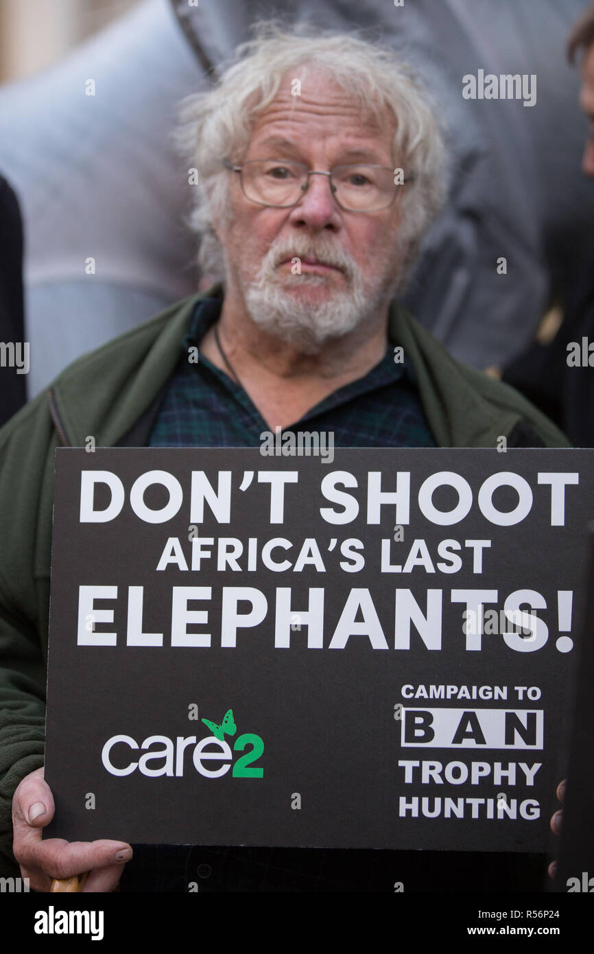 Une protestation et de l'exécution d'un 250 000-strong pétition au Botswana Haut-commissariat du Canada à Londres. Sir Ranulph Fiennes, Bill Oddie, Peter Egan, Carol Royle, un groupe multipartite de députés avec éléphant gonflable portant le slogan "Don't Shoot dernière l'Afrique éléphant". Avec : Bill Oddie Où : London, Royaume-Uni Quand : 29 Oct 2018 Credit : Wheatley/WENN Banque D'Images