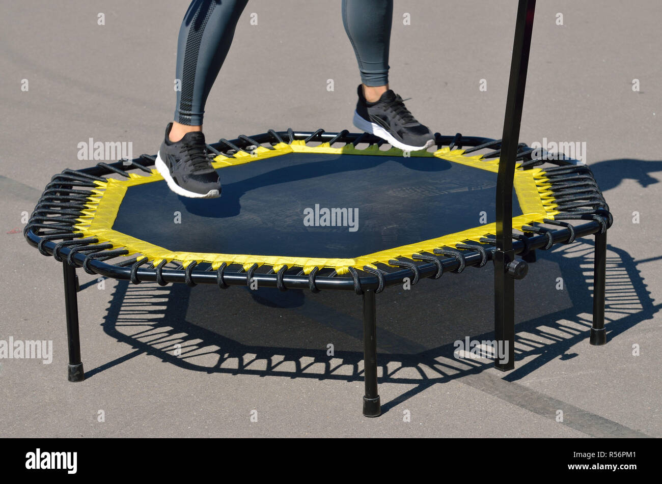 Sauter sur un trampoline élastique.Cet exercice développe la  coordination.jambes se renforcer Photo Stock - Alamy
