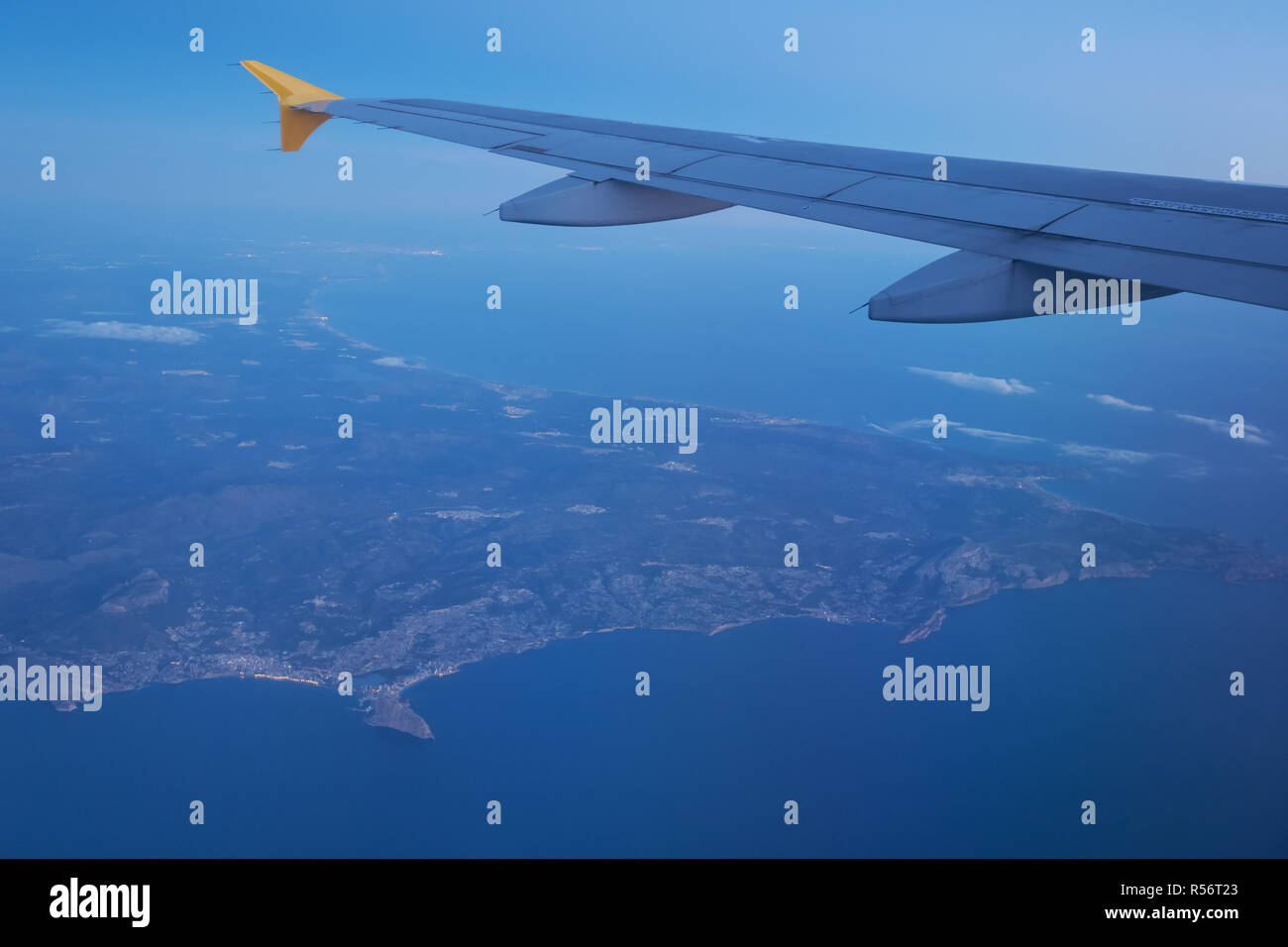 Costa Blanca et Calp littoral et mer Méditerranée, belle vue du hublot de l'avion au lever du soleil. Province d'Alicante, Espagne Banque D'Images