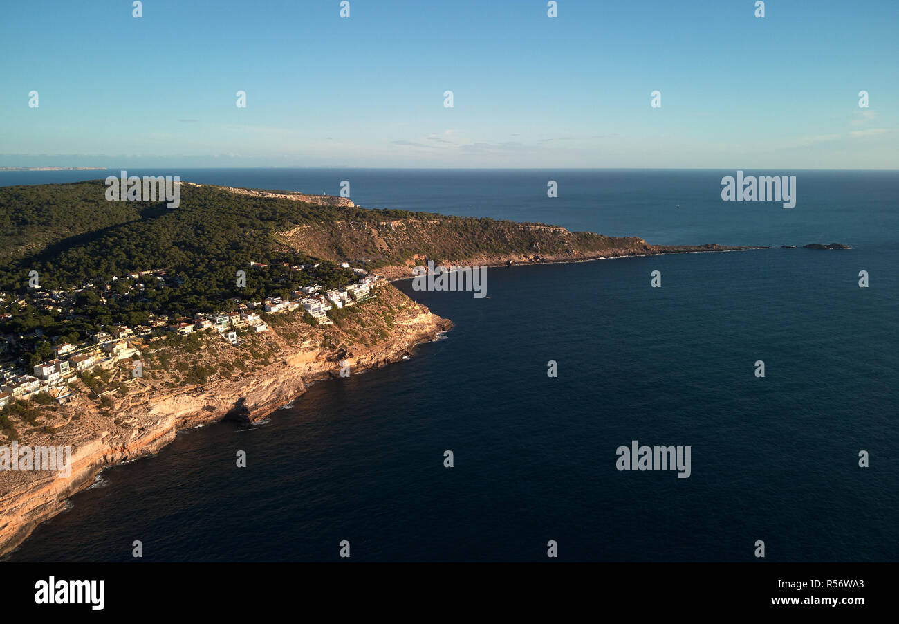 Vue Aérienne Vue panoramique au bord de drone Es Ribell, côte rocheuse et calme paisible paysage marin de la Méditerranée. Majorque ou l'île de Majorque. Espagne Banque D'Images
