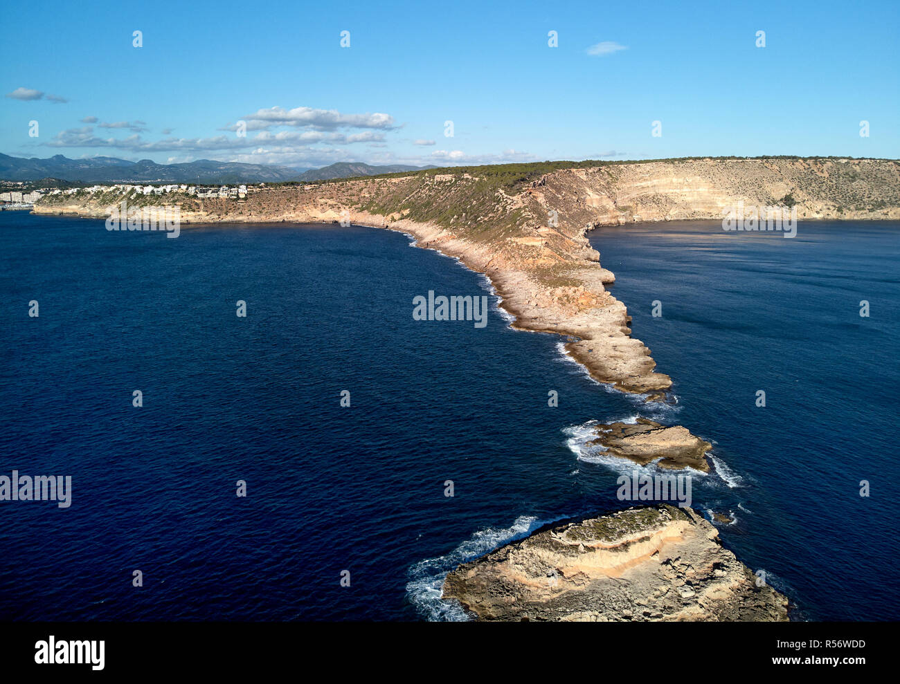 Drone aérien de la photographie Es Ribell côte rocheuse et mer Méditerranée paisible baie. Majorque ou l'île de Majorque, Espagne Banque D'Images