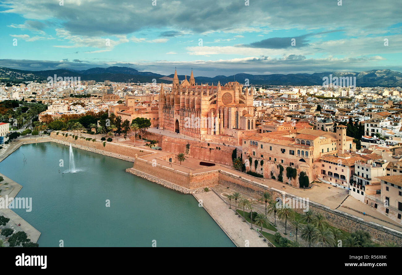 Drone aérien voir la cathédrale de Palma de Majorque a été construit sur  une falaise en sortant de la mer. Espagne Photo Stock - Alamy