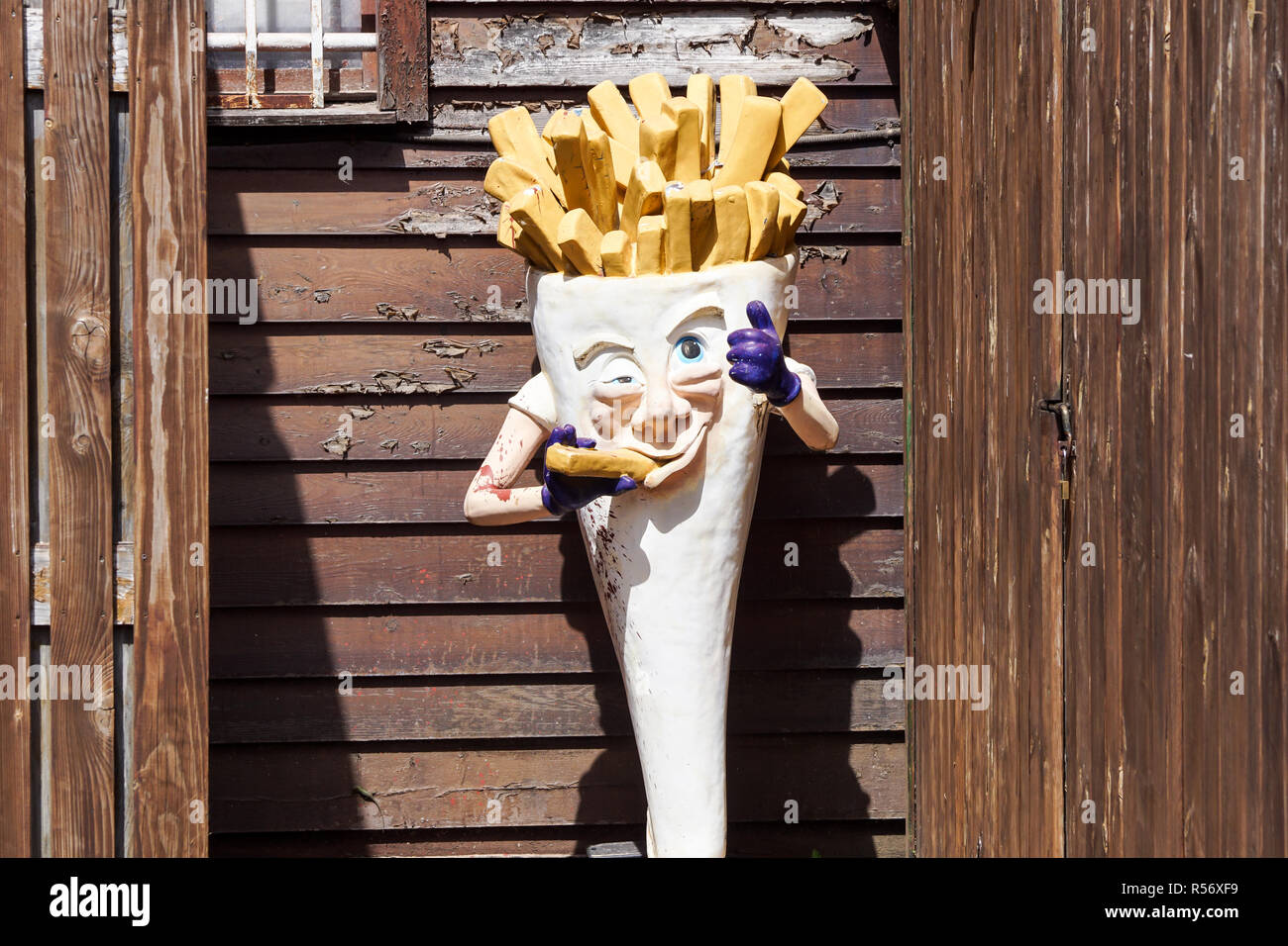 Milan , Italie 17 Juillet 2018 : une statue qui représente la publicité d'un frites shop . Les mascottes sont frites accompagnement favori et ils sur paire de hamburgers Banque D'Images