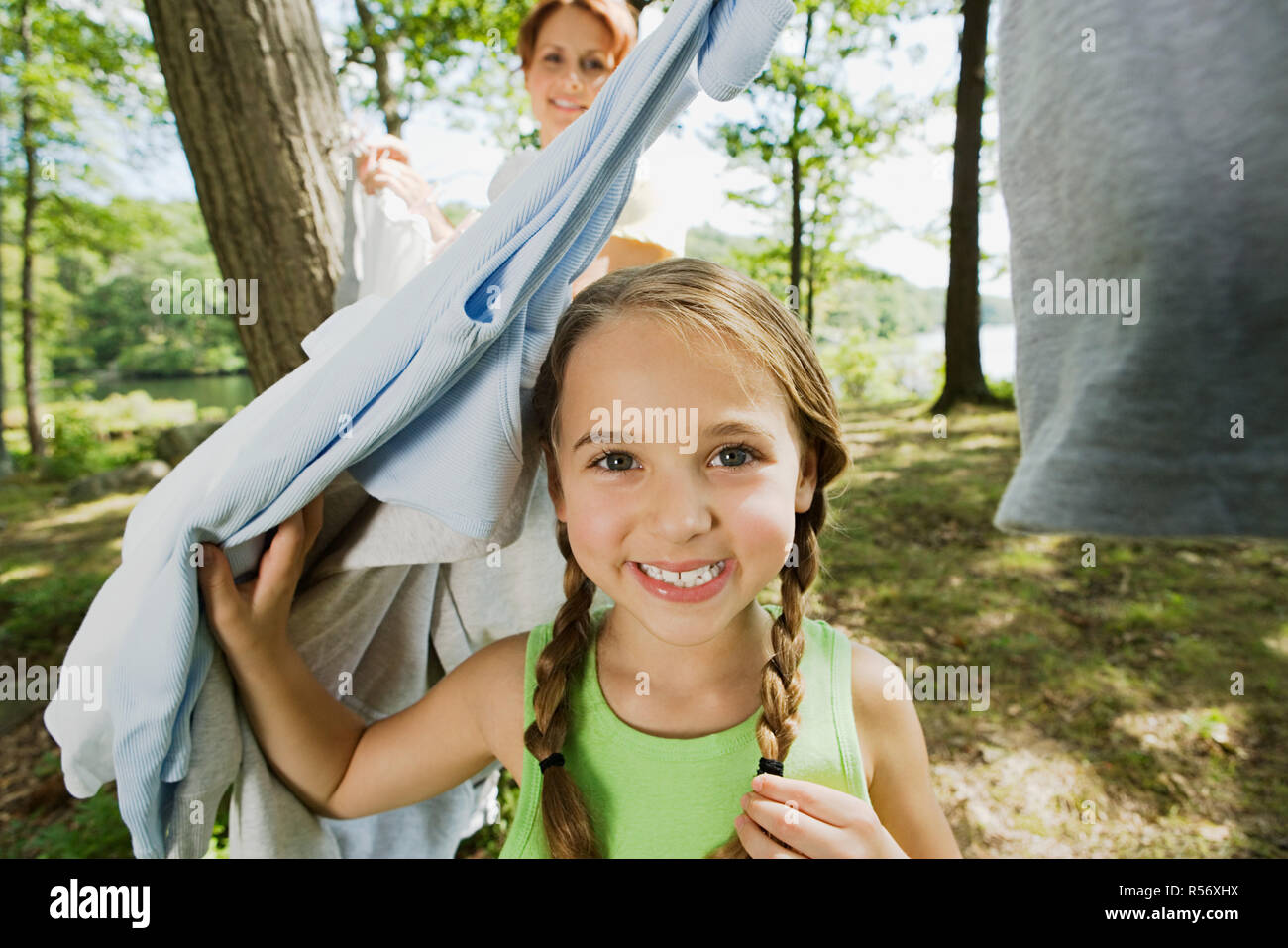 Mère et fille d'étendage à forest Banque D'Images