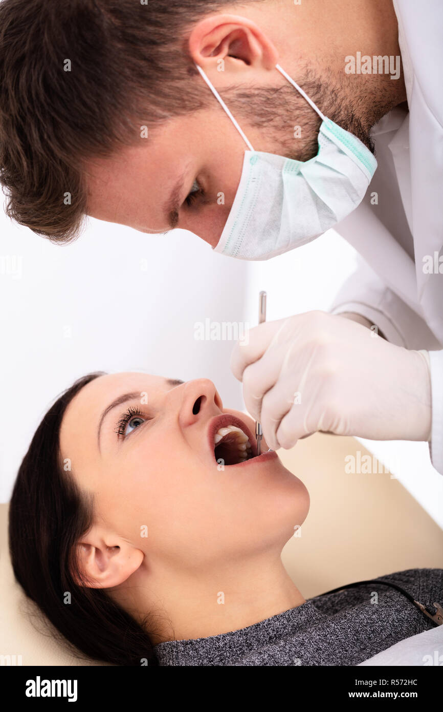 Close-up of Young Woman's dentiste dents en clinique Banque D'Images
